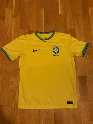 Brasilien tröja - Säljer denna Brasilien tröjan. Det är hemmatröjan från VM 2022. Tröjan är äkta. Den är i storlek XL barn och passa XS vuxen. Tröjan är använd, men är i bra skick. Den säljs inte längre och är därför svårare att få tag på. Pris kan diskuteras