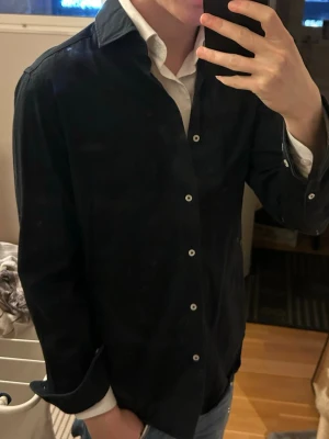 Svart skjorta - Säljer en svart skjorta från Massimo Dutti. Lite tjockare material så passar bra över en t-shirt eller annan skjorta. Passar S/M. Fint skick och stryks innan jag skickar!😊