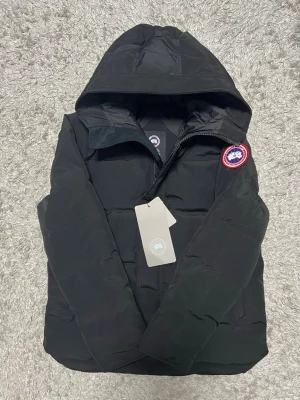 Canada Goose Macmillian  - Säljer nu en sprillans ny Canada Goose macmillian I Red label Fusion. Väldig snygg modell och passar den som gillar att den sitter lite bättre längs med kroppen med tanke på att det är en fusion. Storlek M. Hör av dig vid minsta lilla fundering.
