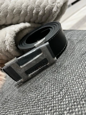 H-Bälte  - Helt nytt aldrig använd. Priset kan diskuteras.😊 115 cm. Svart med Silver spänne 