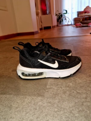 Svarta Nike Air Max sneakers - Säljer ett par svarta Nike Air Max sneakers med vit sula och synlig luftkudde. 