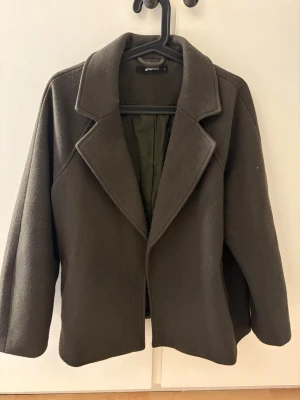 Grön kappa  - Mörkgrön kort kappa med knytning i midjan. Från Gina tricot i storlek S💚