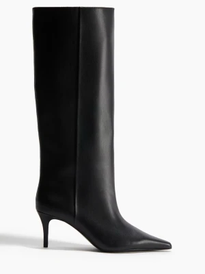 Svarta höga boots med spetsig tå - Säljer ett par svarta höga boots i slätt skinn med spetsig tå och smal klack. Klassisk och stilren design som ger en edgy vibe till din outfit. Perfekta till kjol eller klänning för en trendig look.
