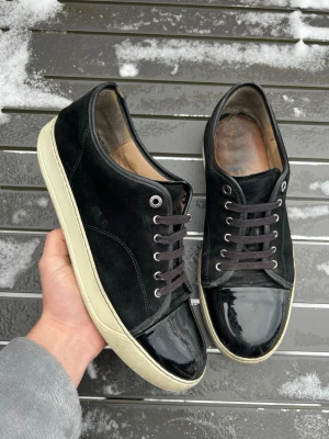 Lanvins - Tja! Säljer dessa sjukt feta lanvins! Att veta: size uk11 motsvarar 44-45! Skick 8/10! De är svarta med glans, bra skick på glansen! Nypris 5000kr. Hör av dig vid minsta fundering 🙌🤝