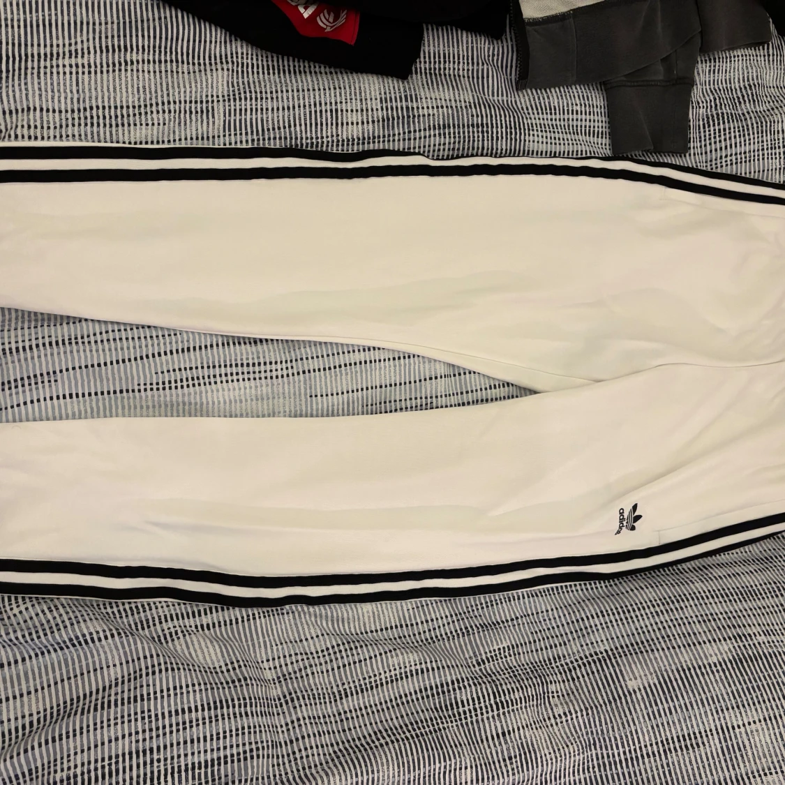 Vita träningsbyxor med svarta ränder