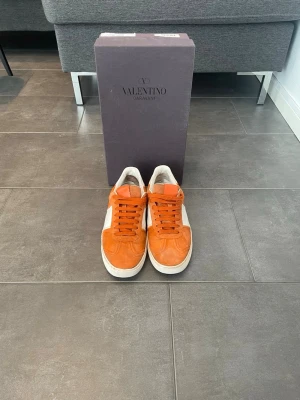 Valentino flycrews 41 - Valentino flycrews skor herr| storlek: 41 men passar även 42-42,5| skick:9/10| pris: 2699kr| Box tillkommer| hör av dig vid minsta lilla fundering eller fråga|