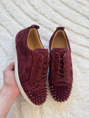 Christian Louboutin Vinröda - Brand new, aldirg använda. Box, dustbag och extra nitar. 41 fits 42. Nypris över 10k!