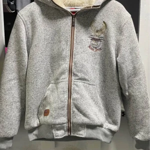 Grå hoodie med pälsfoder från VT Fashion - Kan sänka pris vid snabb affär. Mysig grå hoodie från VT Fashion med fluffigt pälsfoder på insidan. Tröjan har huva, dragkedja framtill, broderad detalj på bröstet, innerficka och quiltade armbågslappar. Perfekt för kyliga dagar och har praktiska fickor framtill. Kolla gärna in mina andra annonser🥰