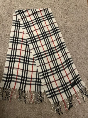 Burberry scarf - Jag säljer en vit burberry scarf som passar bra till många olika outfits. Mycket stilren och bra pris för en helt ny/oanvänd scarf!