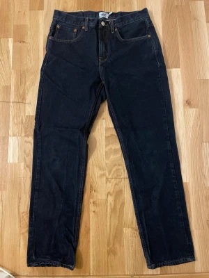 Straight Leg jeans från 157, W30 L30 - Snygga mörkblå jeans från Lager 157 med klassisk femficksdesign och raka ben. Modellen är ”New Classic”.  Tillverkade i slitstarkt denimtyg som passar perfekt till en avslappnad stil.