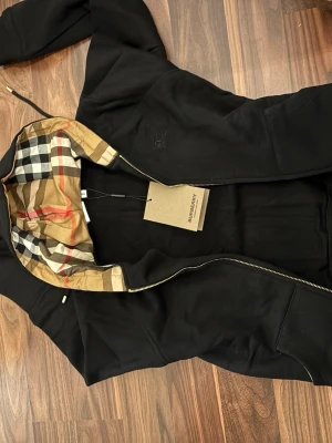 Burberry Zip hoodie svart  - Burberry Zip hoodie svart Storlek M helt ny