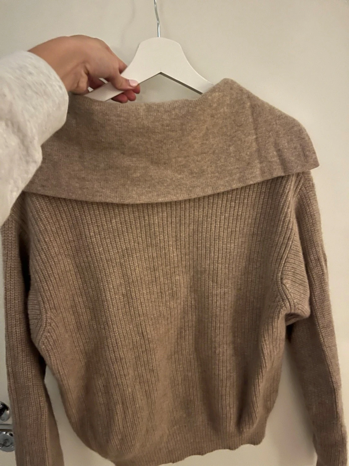 Beige stickad kofta från Davida - 3