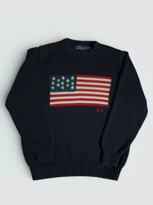 Ralph Lauren stickad tröja USA flag - S - Polo Ralph Lauren stickad tröja med ikonisk amerikansk flagga framtill. Klassisk och tidlös modell i kraftig stickning med hög kvalitet. En riktig statement-tröja som alltid är populär.  ✔️ Skick: Mycket Bra ✔️ Storlek: S ✔️ Färg: Marinblå ✔️ Original Polo Ralph Lauren  Snabb frakt. Pris kan diskuteras vid snabb affär.  #poloralphlauren #ralphlauren #poloknit #polosweater #flagknit #americanflag #usa #designer #designerwear #premium #highend #luxury #streetwear #casual #preppy #herrmode #fashion #tr