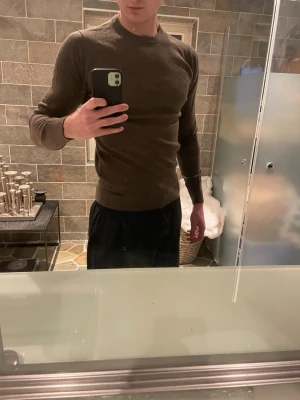 Brun stickad tröja från Bruun & Stengade - Grön Slim fit tröja från Bruun & Stengade i fint ull