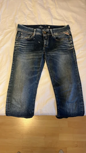 Replay jeans slim fit L32 - Säljer mina replay jeans då dom inte används Det står att midjemåttet är 27 men jag upplever att dom sitter som 29 mer. Är en gammal modell men sitter som replay anbass i passformen. Riktigt snygga och bekväma🔥 