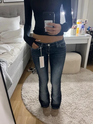 Lågmidjade jeans TALL - Så snygga väldigt lågmidjade jeans TALL från Gina 14+ 🤎🤎🤎🤎 Helt nya, aldrig använda med lappar kvar. Innerbenslängd: ca 85cm , midjemått (tvärs över): ca 36cm.
