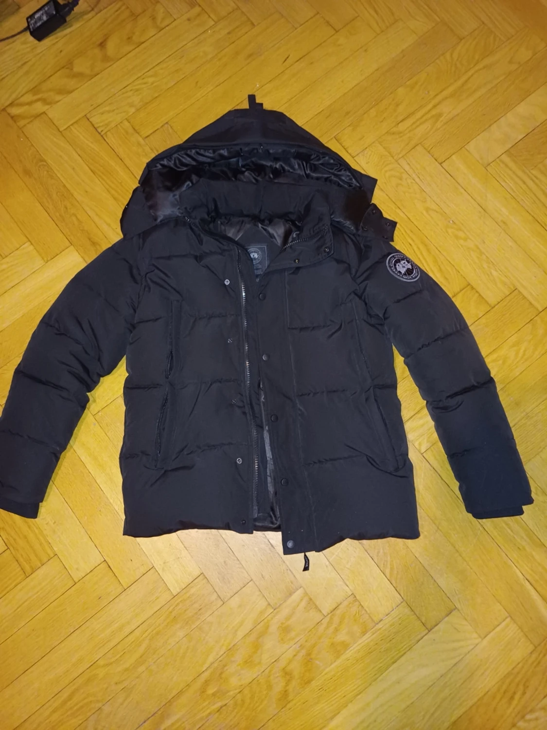 Svart pufferjacka med huva