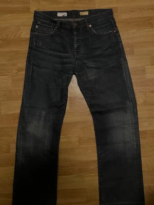 Mörkblå bootcut jeans från Energie - Snygga mörkblå jeans från Energie med diskret randigt mönster och slitningar på benen och en washed design. Har en straight fit och passar bra om du är ca 180, stl: 30/32, hör av er med frågor och mera!✌🏼