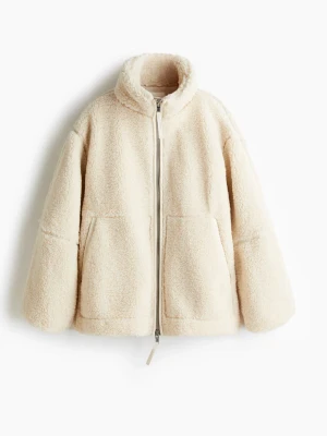 Beige teddyjacka med dragkedja - Supermjuk och fluffig teddyjacka i beige med hög krage och hel dragkedja framtill. Jackan har två stora fickor och en avslappnad passform som ger en chill vibe. Perfekt för kyliga dagar när du vill vara både varm och snygg.