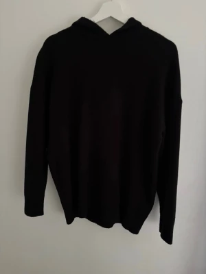 Stickad hoodie - Tjena! Säljer en riktig fet stickad hoodie väldigt eftertraktad hoodie.Stl S mycket bra skick.Hör gärna av er.Priset kan diskuteras 