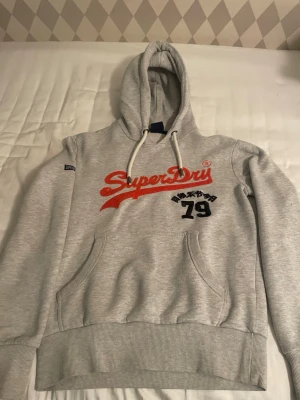 Superdry hoodie - Skit fet Superdry hoodie med stilrent tryck på framsidan. På lappen står det xs men passar mer som s. Pris kan diskuteras vid snabb affär, skriv gärna vid frågor! 😃