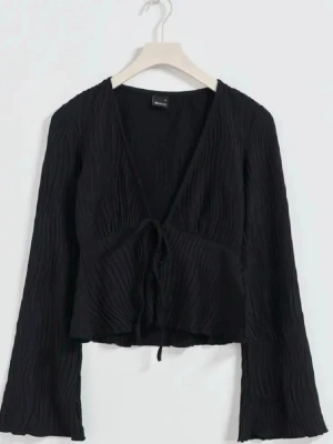 Svart topp  - Säljer denna snygga svarta topp helt oanvänd med prislapp kvar på skriv för klara bilder☺️☺️