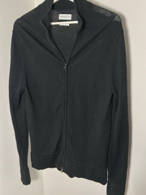 Svart merinoullströja These Glory Days - Säljer en svart zip up tröja från These Glory Days i tunn och mjuk merinoull. Tröjan är i mycket bra skick, endast använd ett fåtal gånger. Storlek M men passar på mig som är 175 och väger ca 70 kg. 