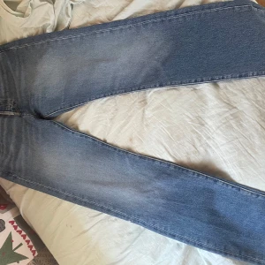Levi's 501 blå jeans W28 L32 - Klassiska blå Levi's 501 jeans med rak passform och femficksdesign. Aldrig använda, endast provade. Inköpta 251223. Lappar borttagna därav går ej att byta. Nypris 1100:-