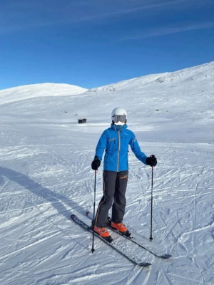 Skidset peak performance  - Supersnyggt set från peak performance i modellen heli alpine . Jättebra skick och kvalitet, inga synliga defekter. Nypris är ungefär 11000kr. Om det finns fler frågor är det bara att ställa dem🤗
