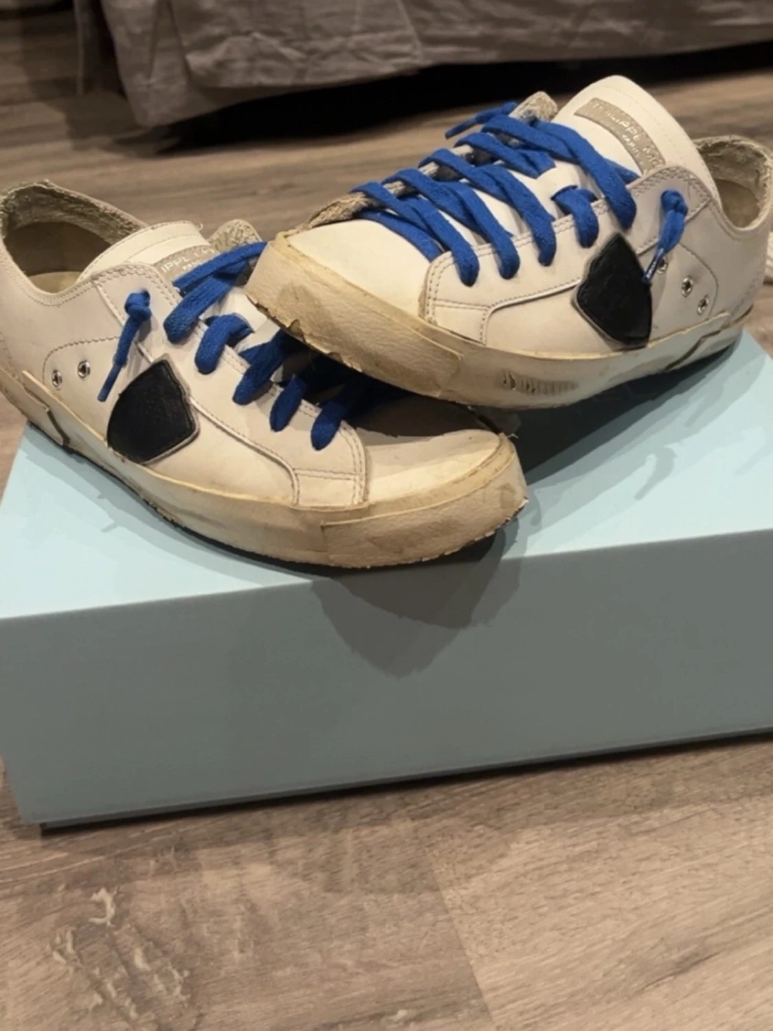 Philippe Model vita sneakers med blå snören