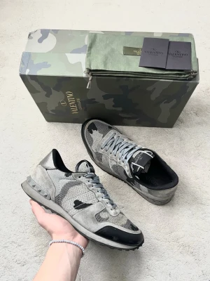 Valentino Rockrunner skor - Valentino Rockrunners i en riktigt fet och unik modell! Toppskick, inga defekter. Alla tillbehör medföljer. Uk 8, 42/43. Kontakta mig för fler frågor och funderingar!