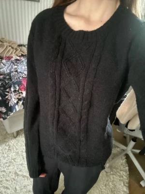 Stickad tröja - Jätte fin svart stickad tröja från Vila. Står att den är L men känns mer som S/M