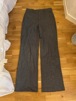 Gråa långa kostymbyxor - Fina långa kostymbyxor med vida ben! Midjemått 39cm innerbenslängd 84💗💗