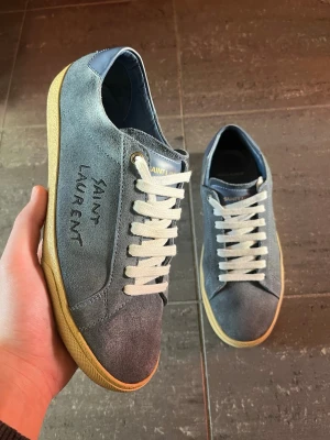 Yves Saint Laurent skor  - Storlek 41 kan eventuellt passa 42. Se bilder för att avgöra skicket. Endast skorna. Självklart äkta!