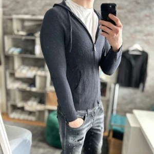 100% kashmir zip hoodie - Bra skick, två hål och skötsellappen är avklippt! Storlek M sitter som S  och passar dig som är mellan 170-180cm ungefär. Nypris ca 2500kr. Modellen är 185 cm, 75kg. Passar bra nu till våren! Skriv för mer information!🤝