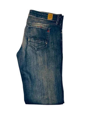 Replay jeans - Säljer ett par mörkblå jeans från Replay i storlek 31/34 . Jeansen är i perfekt skick, sparsamt använda och utan några tecken på slitage. Klassisk och stilren modell som passar både till vardag och mer uppklädda tillfällen. Hör gärna av dig vid frågor eller om du är intresserad.