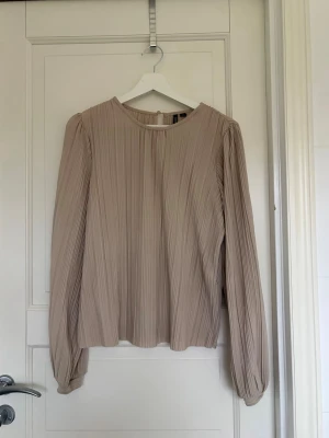Vero Moda blus  - Blus från vero Moda i storleken XS💞 mycket bra skick men pytteliten fläck bak längre ned 