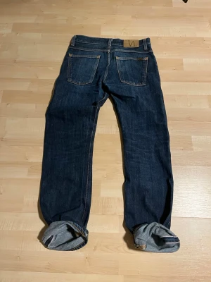 Mörkblå selvedge jeans från Nudie Jeans - Feta nudie jeans, 29/32, priset kan diskuteras, skriv för mått