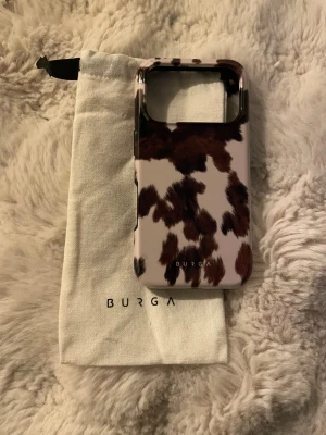 BURGA mobilskal till iphone 17 pro. - Mobilskal, 17 pro, helt nytt. Pris kan diskuteras. Ett nytt sånt här mobilskal kostar 629, men nu på rea koster de 471, så passa på att köpa detta oanvända för 300kr. 