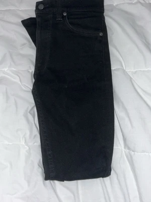 Svarta slim fit jeans från Nudie Jeans - Säljer ett par svarta slim fit jeans från Nudie Jeans i storlek W29 L32 väldigt surt att Nudie loggan på sista bilden är trasig med tanke på att jag använt dessa högst 10 gånger. Förstörde loggan i tvätten ): Dessa passar inte mig längre och därmed säljer jag dom! Tror inte ni kan hitta nyar Nudies lika billigt! Meddela för mer om storleken.