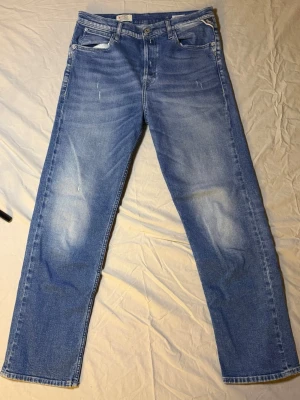 Replay jeans mörkblå – Slim fit – 28/28 – Mycket bra skick (snygga slitningar) - Säljer ett par Replay jeans i mörkblå färg, slim fit, storlek 28/28, i mycket bra skick. Jeansen har snygga slitningar som ger en modern och levande look utan att bli överdriven.  Perfekta för streetwear, laidback outfits eller clean vardagsstil. Lätta att matcha med både sneakers och boots.  Mått: Midja: 37 cm Längd: 97 cm  • Märke: Replay • Passform: Slim • Färg: Mörkblå • Skick: Mycket bra  Replay 4er boots.
