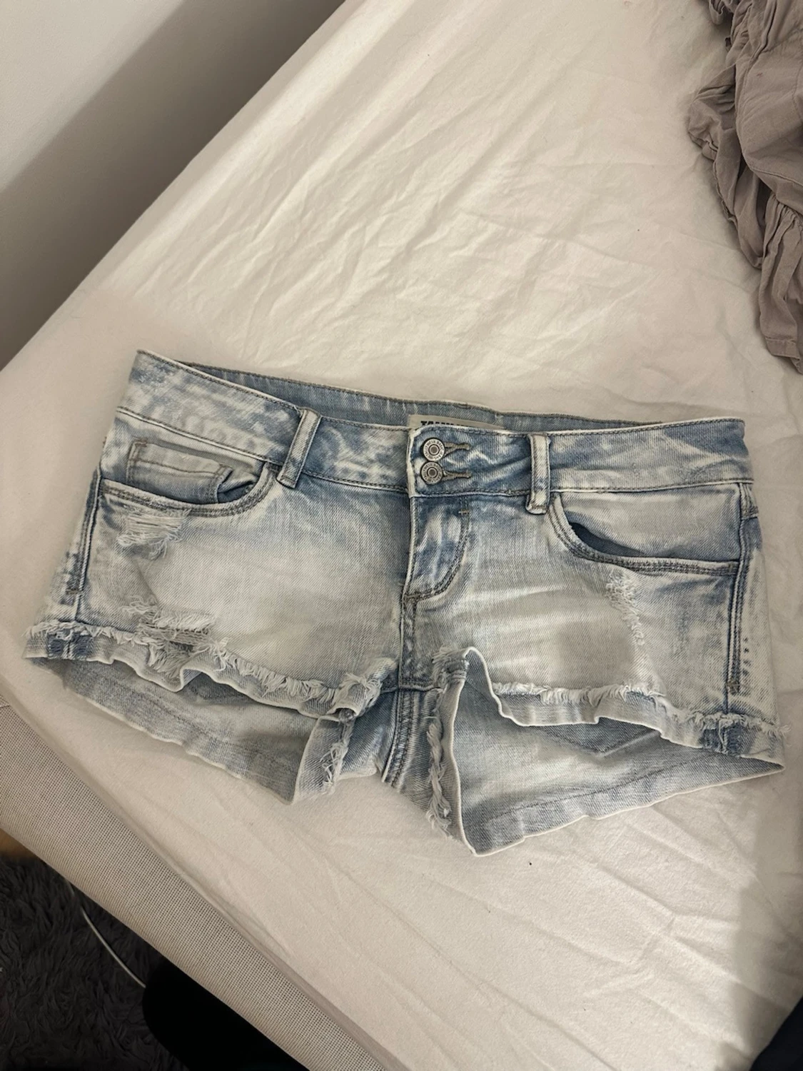 Lågmidjade jeansshorts - 2