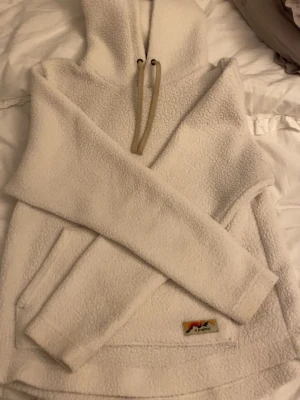 Hoodie vit ull  - En vit hoodie som båda tjejer & killar kan använda, har använt 3-5 gånger max 