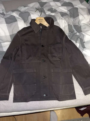 Arket-Overshirt - Brun overshirt från Arket. Storlek EU 44 - CHEST 34. Helt oanvänd, Nypris Ca. 1400kr. Kom gärna med frågor och förslag.