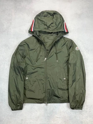 Moncler windbreaker  - Hej jag säljer en moncler windbreaker jacka färgen är grön den är i bra skick och jag skickar samma dag som du köper 🤗.                       Priset är inte huggit i sten och kontakt mig vid frågor 😁