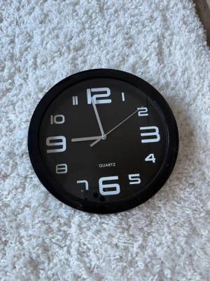 Klocka - En svart Ikea klocka, funkar precis som den ska och har inga repor eller problem. Frakten ingår inte 