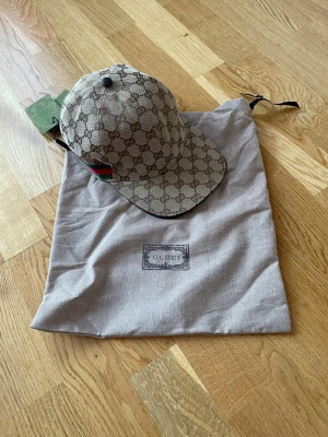 Keps  - GG Keps Beige  Högsta högsta kvaliten på marknaden✅ Storlek L men justerbar👍 Dustbag ingår🔥 1-3 dagars leveranstid📦 Pris 650kr