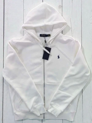 Polo Ralph Lauren zip up  - Hej jag säljer en polo Ralph lauren hoodie zip up den är i jätte bra skick och färgen är vit det är i storlek S. Om du har några 😁funderingar eller något är det bara att skriva Priset är inte hugget i sten 🤗