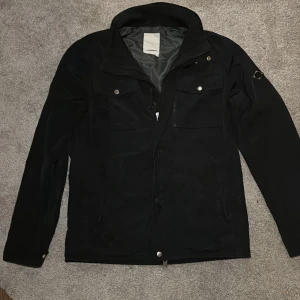 J.Lindeberg jacka - Tjena, säljer nu denna riktigt snygga och populära j.Lindeberg jackan i storlek m den är sydd i båda armvecken inifrån sista fotot visar hur det ser ut i övrigt är den i fint skick!!