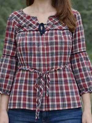 Fin blus från Bondelid  - Fin blus från Bondelin i 100%. Luftig och skön med band i ryggen eller så knyter man den fram. Mycket fint skick och sparsamt använd. 